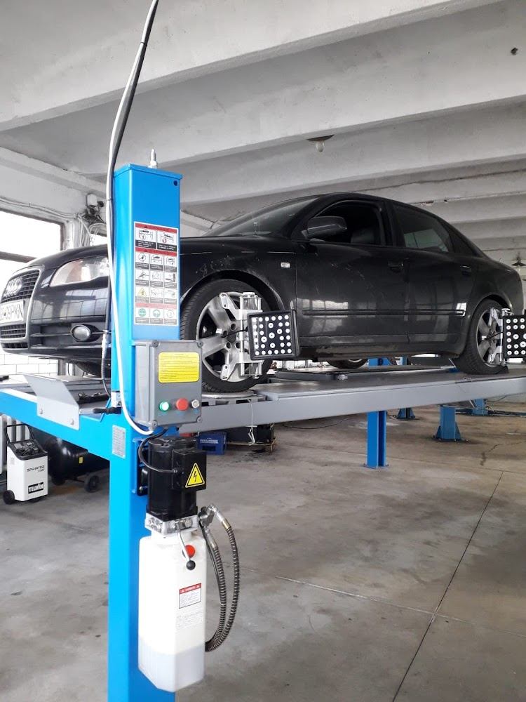Verificare geometrie roți pe un Audi ridicat la Matega Service Auto