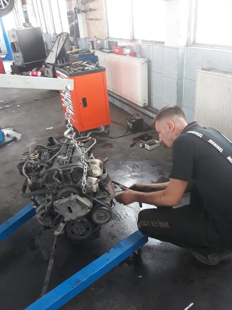 Motor demontat pe banc de lucru, în atelierul Matega Service Auto