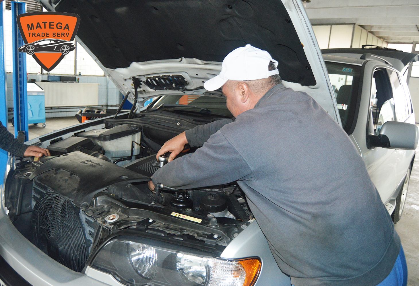 Mecanic Matega Service Auto reparând un motor demontat, în atelierul din Târgoviște